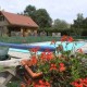 La piscine cloturée et un chalet